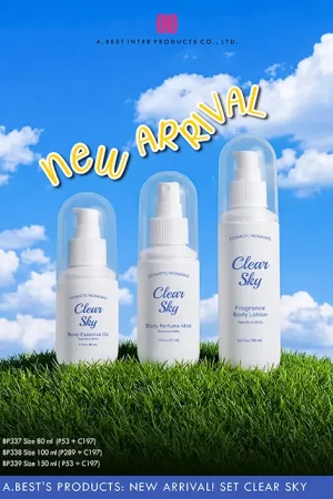 ขวดทรงแคปซูลบ่าล็อคสีขาวพ่นด้าน ไซส์ 80ml คู่ปั้มครีมสีขาว ไซส์ 100 ml คู่ปั๊มสเปรย์ สี ขาว และไซส์ 150 ml คู่ปั๊มครีมสีขาว พร้อมฝาครอบสีใสแบบล็อค สกรีนสีฟ้า คำว่า Clear Sky วางบนพื้นหญ้าสีเขียว ฉากหลังเป็นท้องฟ้ามีก้อนเมฆสีขาว