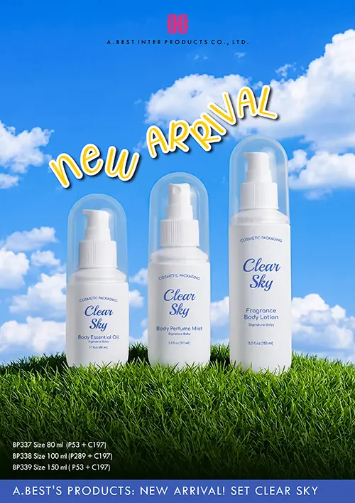 ขวดทรงแคปซูลบ่าล็อคสีขาวพ่นด้าน ไซส์ 80ml คู่ปั้มครีมสีขาว ไซส์ 100 ml คู่ปั๊มสเปรย์ สี ขาว และไซส์ 150 ml คู่ปั๊มครีมสีขาว พร้อมฝาครอบสีใสแบบล็อค สกรีนสีฟ้า คำว่า Clear Sky วางบนพื้นหญ้าสีเขียว ฉากหลังเป็นท้องฟ้ามีก้อนเมฆสีขาว
