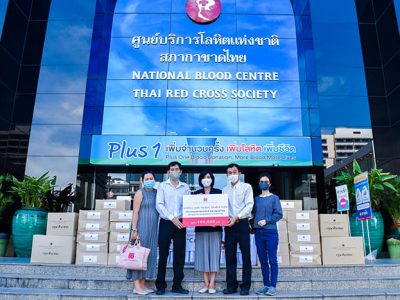 ผู้บริหารมอบเจลแอลกอฮอลล์ให้ตัวแทยสภากาชาดไทย