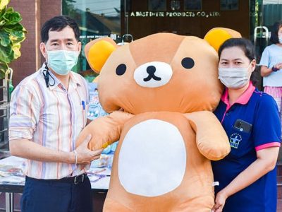 ผู้บริหาร และพนักงาน เอ.เบสท์ อินเตอร์ โปรดักส์ ยืนถือของขวัญจับฉลากในกิจกรรมวันเด็กแห่งชาติ 2566