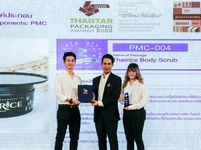 ผู้บริหารและตัวแทนเอ.เบสท์ ยืนรับรางวัลชนะเลิศการประกวด Thaistar packaging award 2022